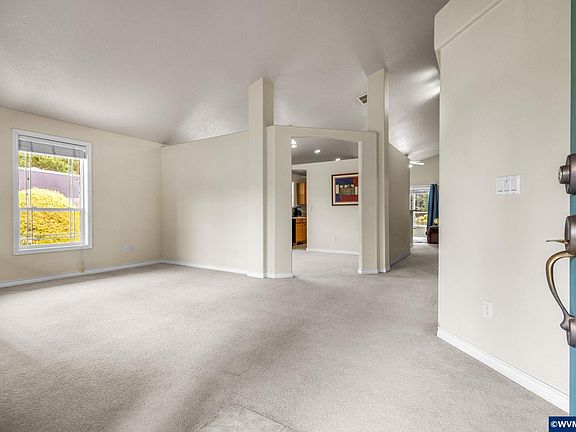 4th image of 400 Hickory Ct