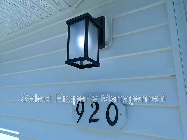 920 Courtney Dr — Photo 2