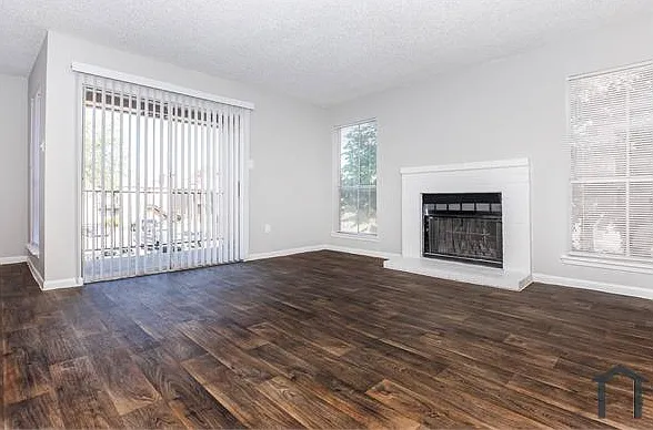 925 Northwood Dr — Photo 1