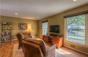 3rd image of 8906 Grandview Dr