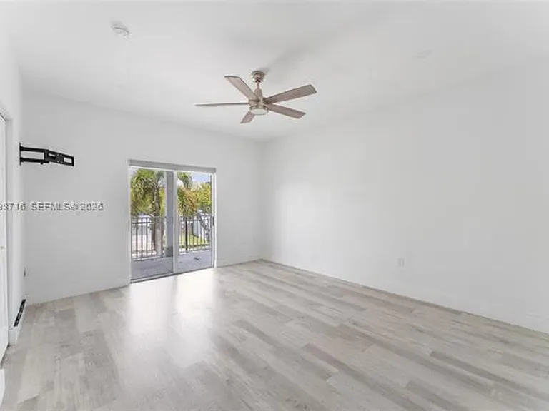 379 NE 31st Ave — Photo 15