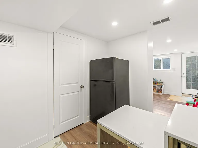3 Hartland Rd #BASEMENT — Photo 12