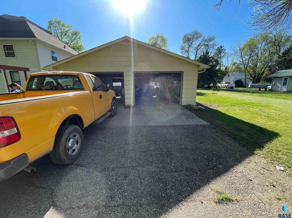 122 E 10th St, Gregory, SD 57533