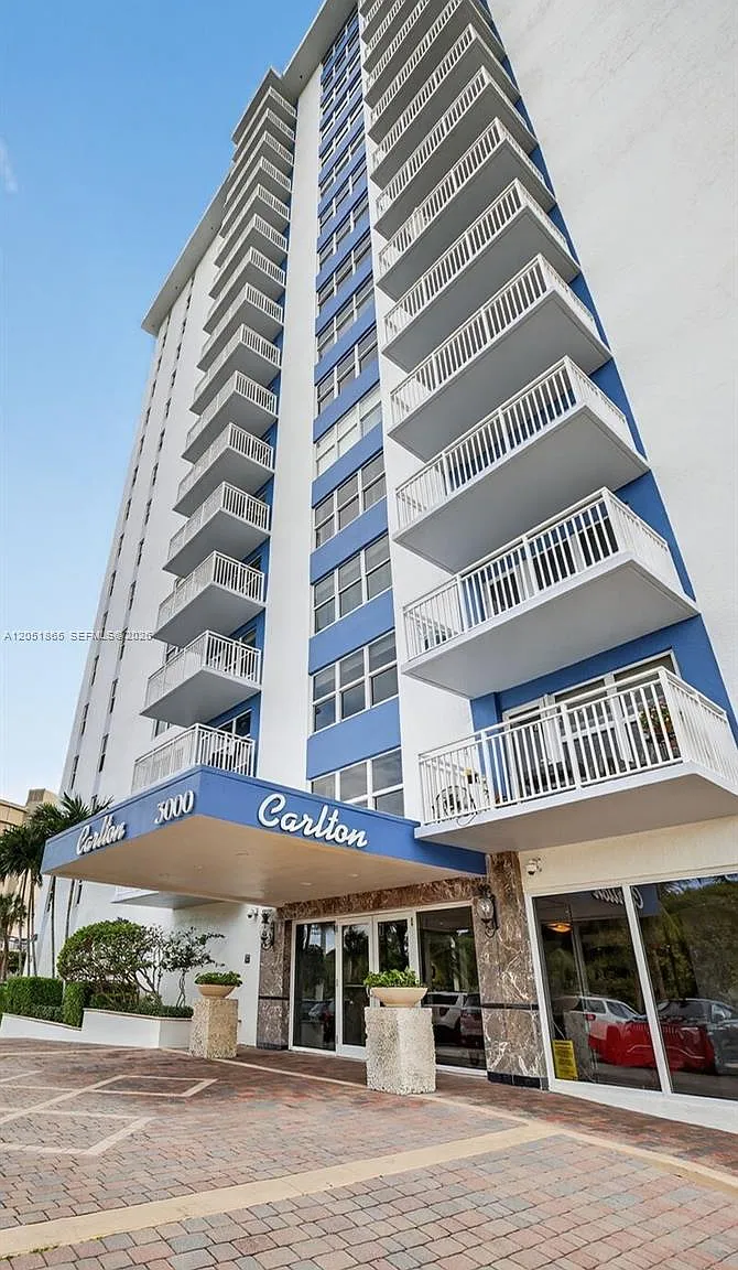 Carlton Tower Condo — Photo 4