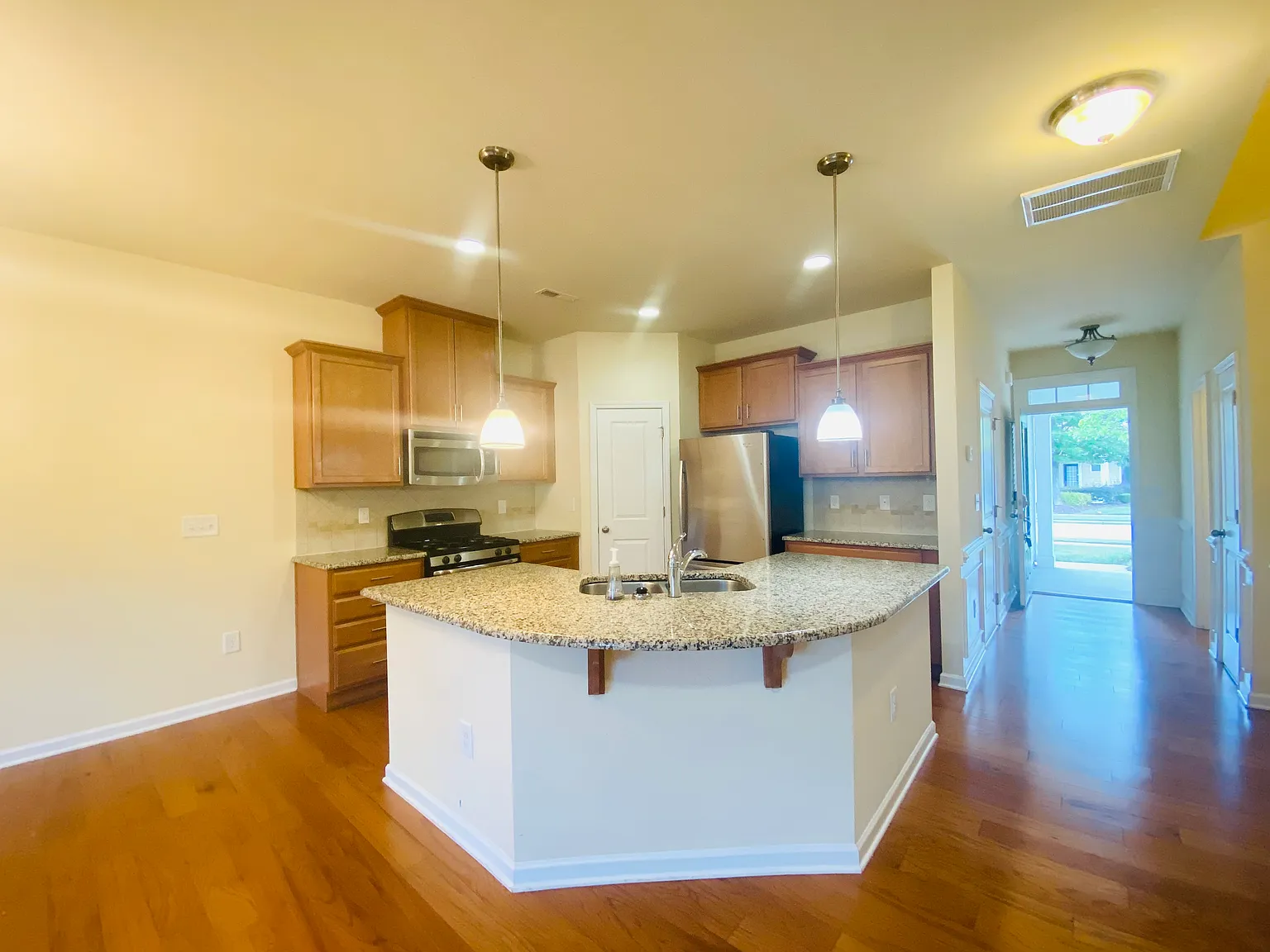 3 bed, 1650 sqft, $2,100 — Photo 4