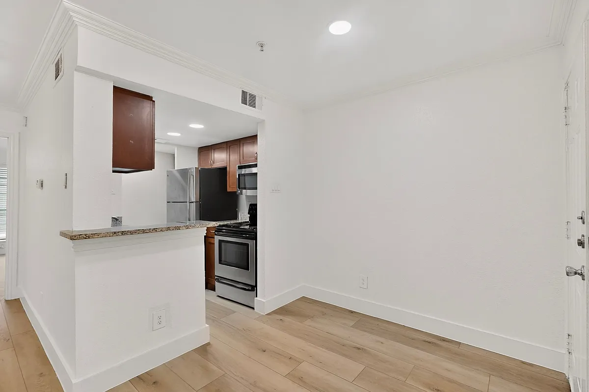 Building Photo - 4917 Belmont Ave #204