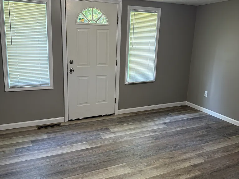 919 Kenton St — Photo 5