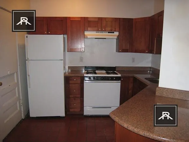 Building Photo - 72 Egmont St #5