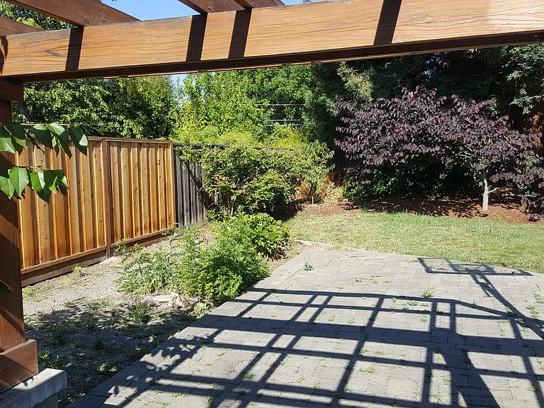 1075 Danbury Dr — Photo 17