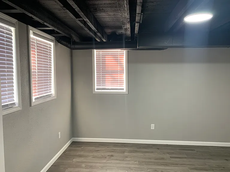 140 N Oak St — Photo 4