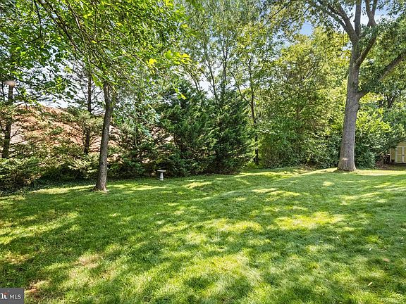 3rd image of 904 Dunbarton Ct