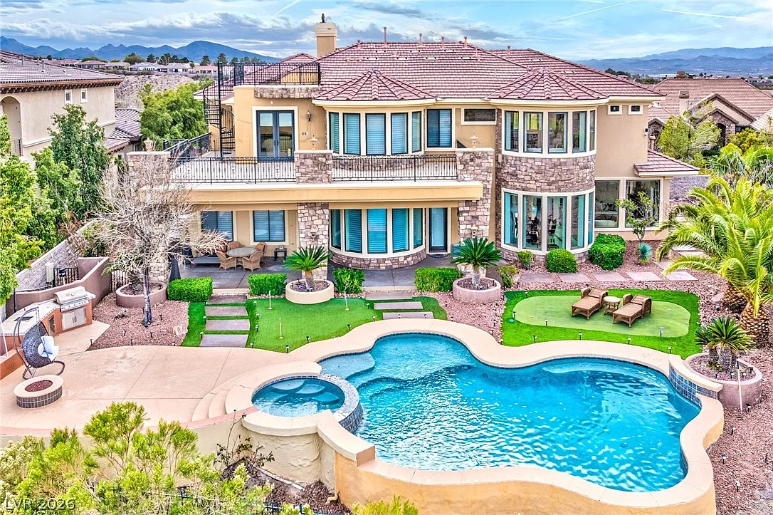6 bed, 7.5 bath, 7177 sqft, $10,000 — Photo 2