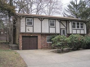 22 Whitney Ln, Woodbury, NY 11797