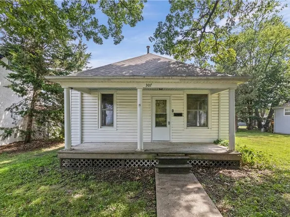 307 E Miami St, Paola, KS 66071