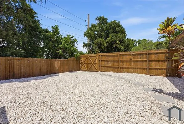 4404 Meadow Creek Cir — Photo 34
