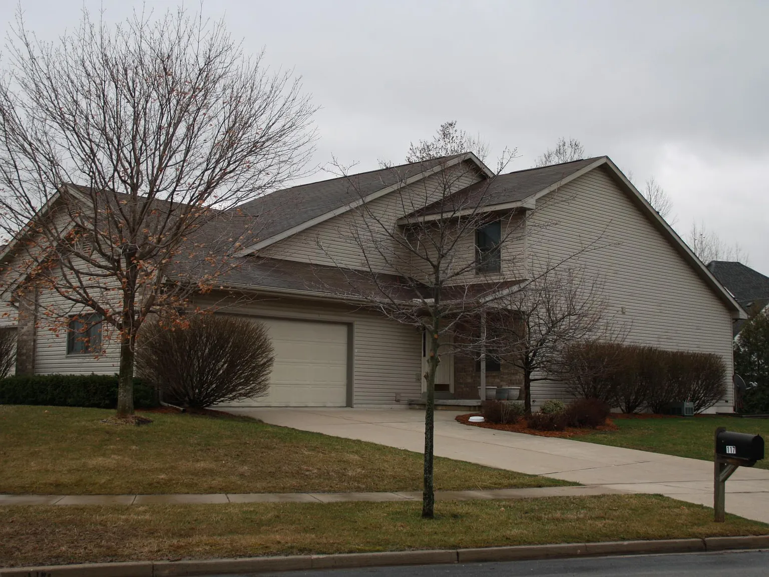 3 bed, 2.5 bath, 2500 sqft, $1,799 — Photo 1