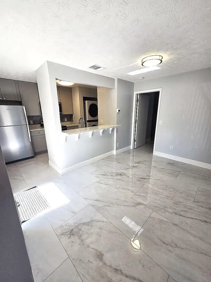 2 bed, 2.0 bath, 969 sqft, $1,900 — Photo 3
