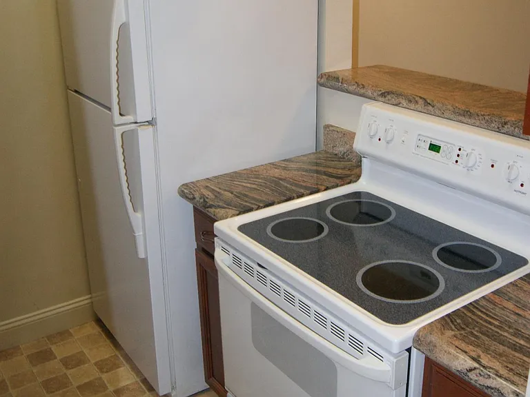 340 N Civic Dr #312 — Photo 3