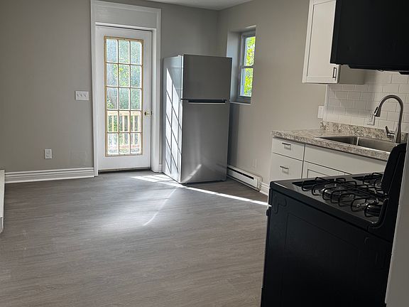 2nd image of 424 E Main St #2R