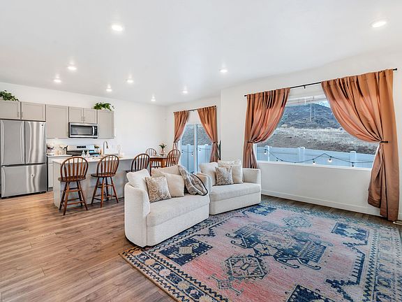 4th image of 647 W Raintree Ln