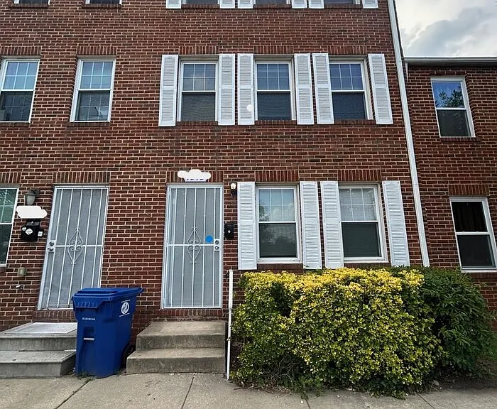1200 E Madison St — Photo 2