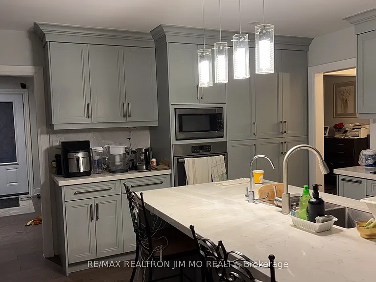 145 Steeles Ave E — Photo 3