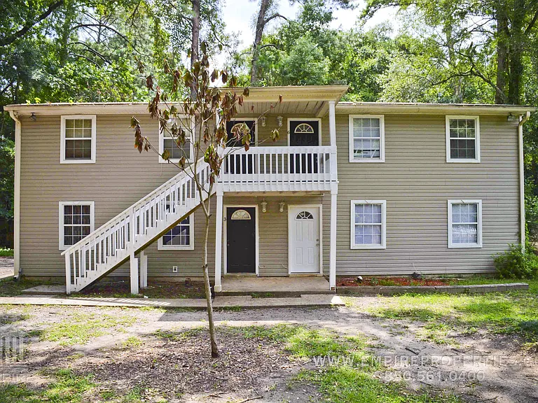 111 Columbia Dr #6 — Photo 2