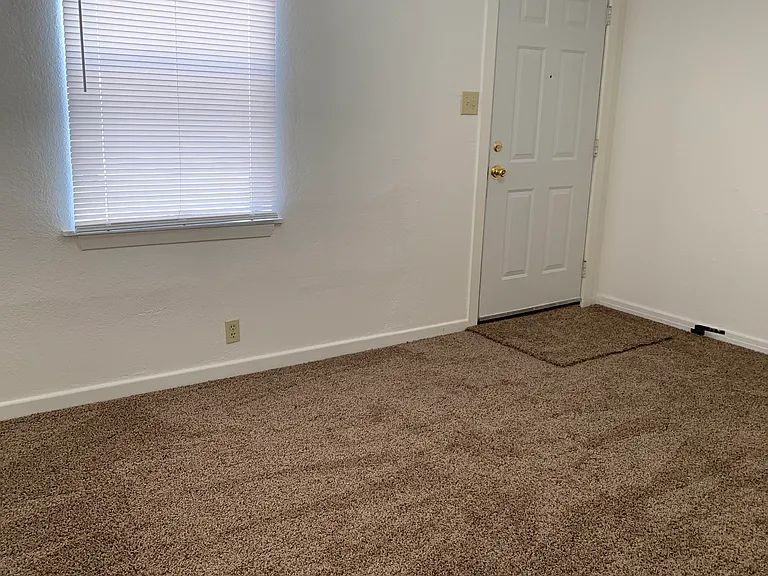 834 S Crockett Dr — Photo 2