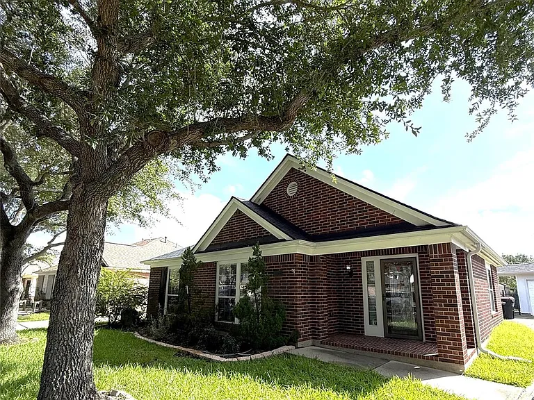 3906 Eastland Lake Dr — Photo 2