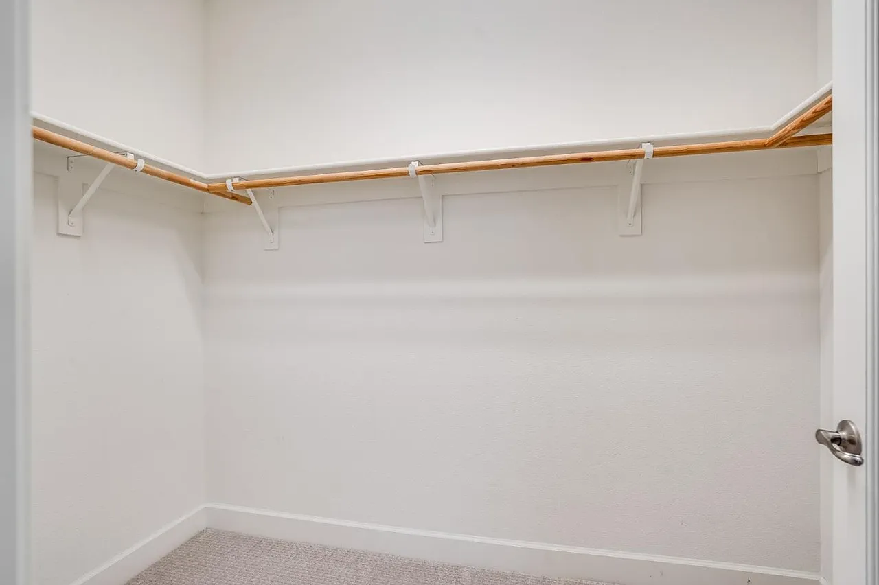 4 bed, 3.5 bath, 1906 sqft, $2,200 — Photo 2