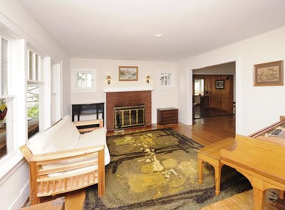 3rd image of 614 E Elm St