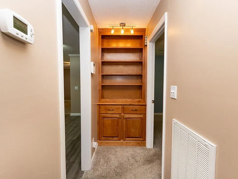 8260 Oxford Dr — Photo 21