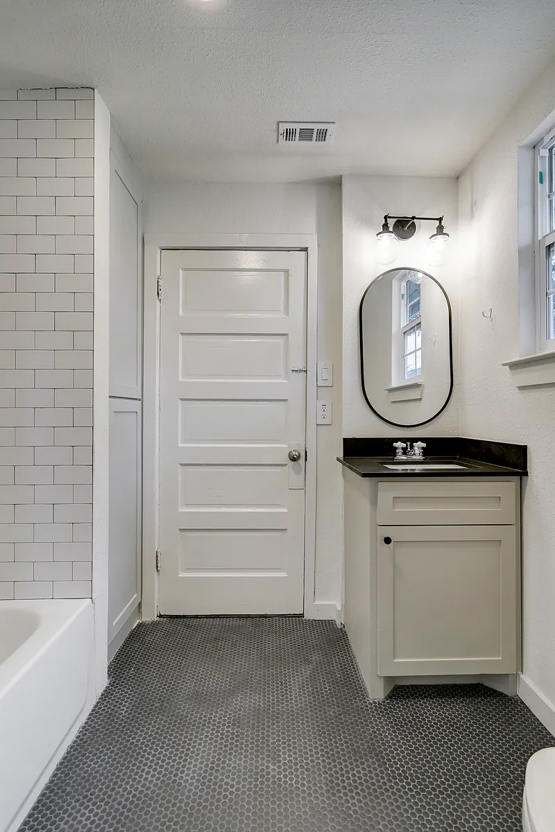 BATHROOM - JACK AND JILL STYLE WITH TUB - 1907 Avenue N