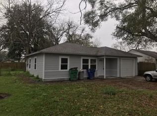 916 Southampton St, Angleton, TX 77515
