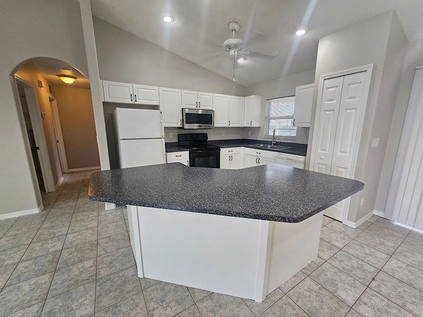 3/2/2 Single Family Home - Annual Rental — Photo 4