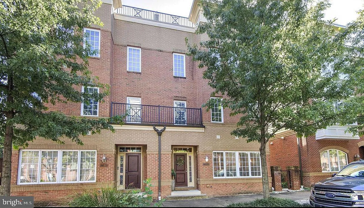 3 bed, 4.5 bath, 3182 sqft, $3,800 — Photo 1