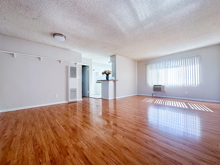 1111 Benito Ave #E — Photo 4