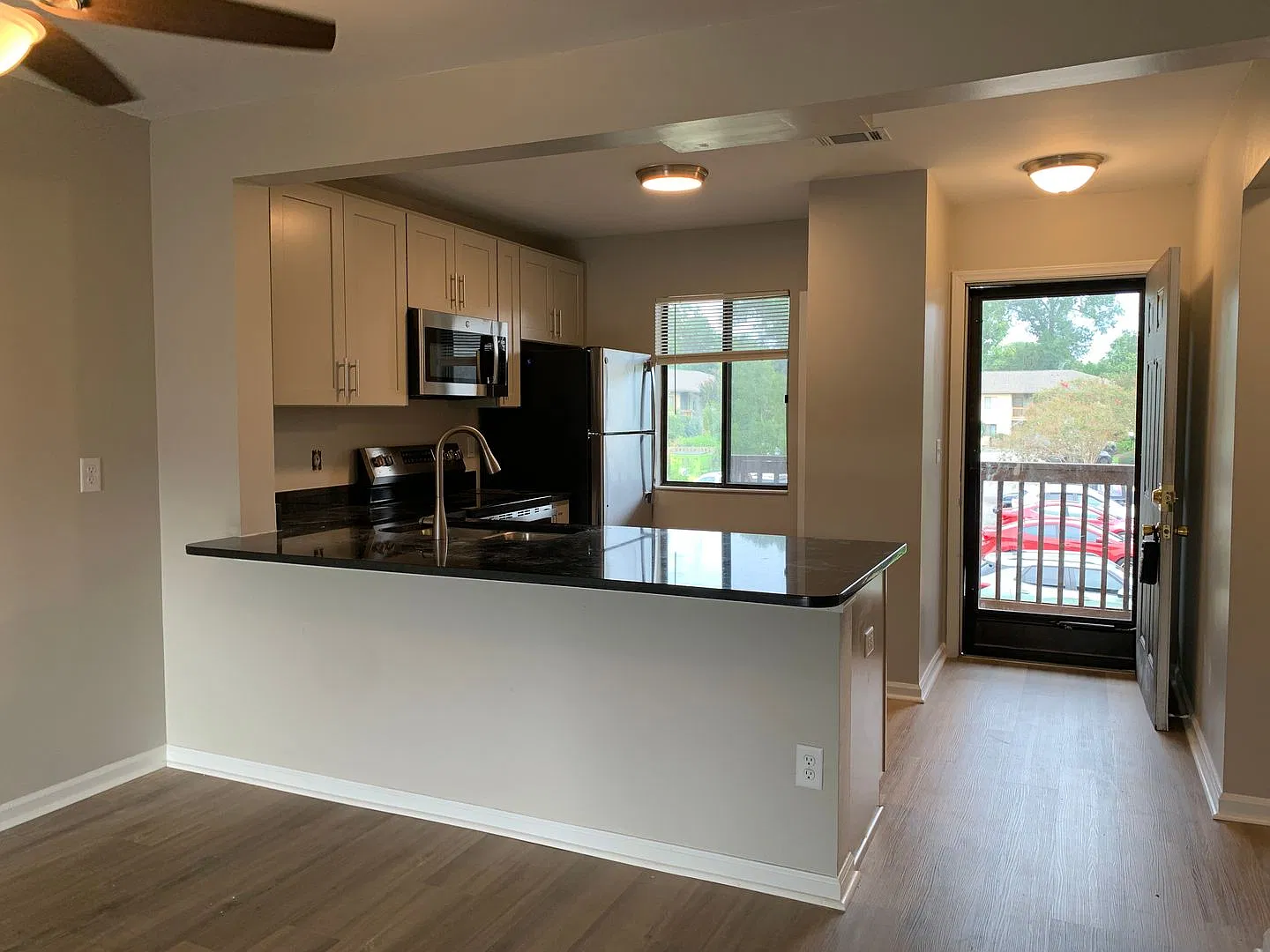 2 Bedroom 2 Bath Completely Completely Renovated Park Place Condo — Photo 3