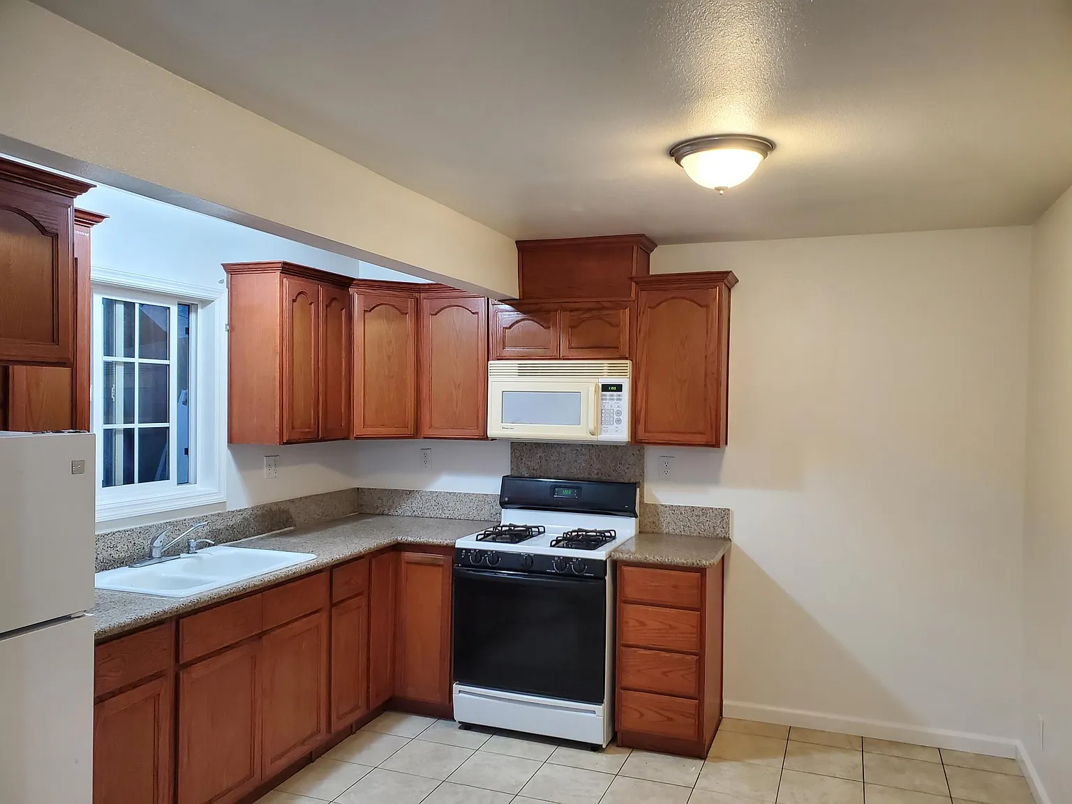 633 W 5th St — Photo 1