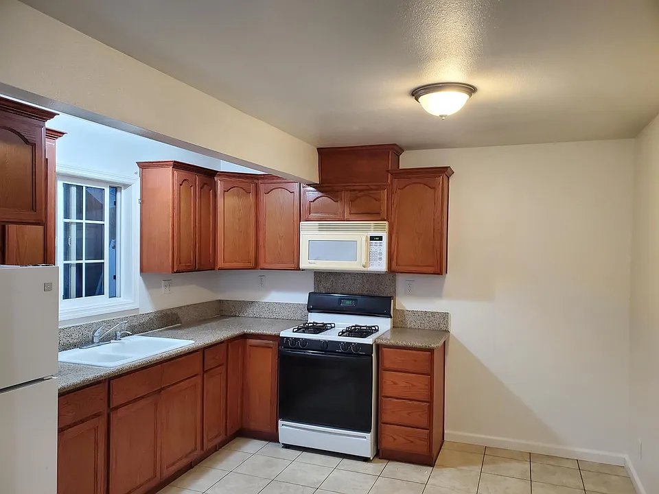 633 W 5th St