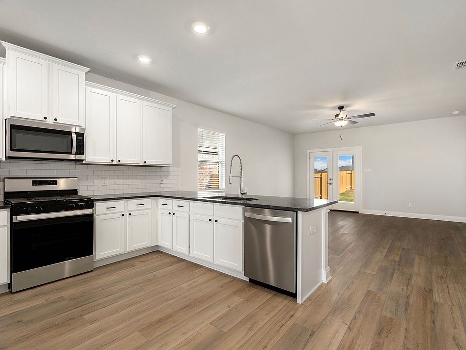 All kitchen appliances included!