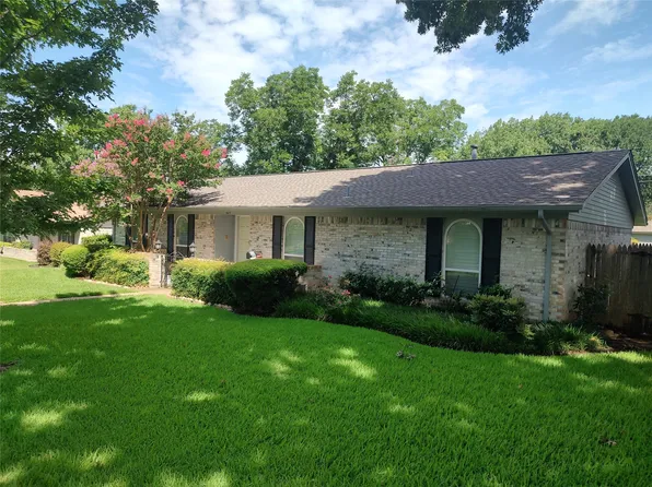 3817 Crestpark Dr, Farmers Branch, TX 75244