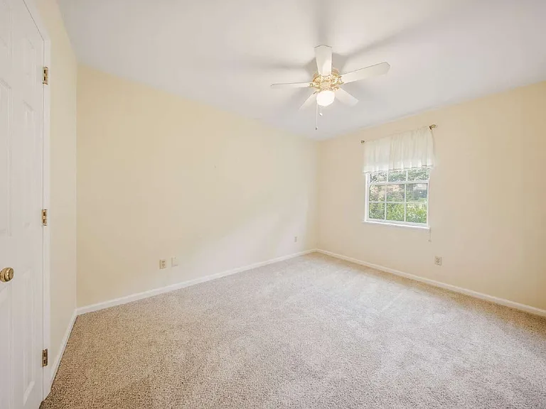 1402 Sturbridge Pl — Photo 18