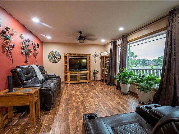 5th image of 409 N Shore Dr