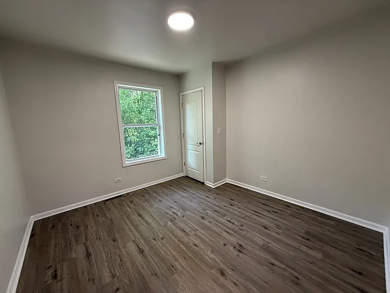 411 Irving Ave — Photo 7