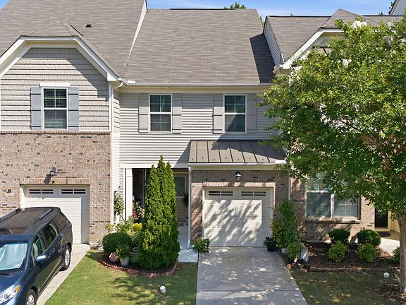 4th image of 734 Davenbury Way