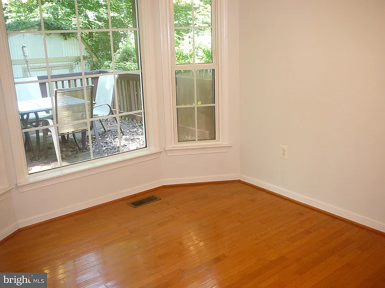 231 Vine Pl — Photo 12
