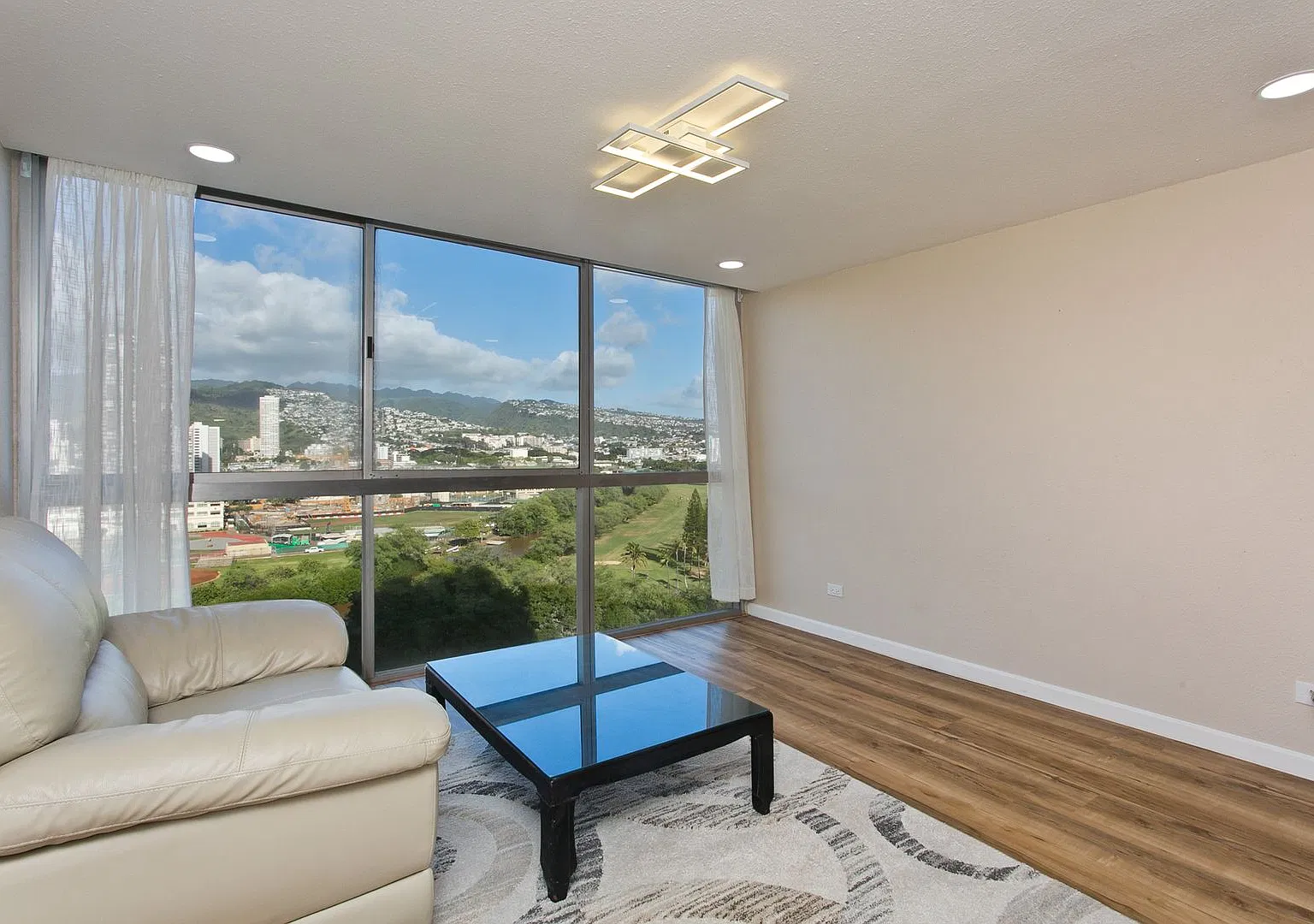 Walking Distance To The Beach & Furnished... Aloha Lani #1606 - 1 Bd 1 Ba 1 Prk — Photo 3
