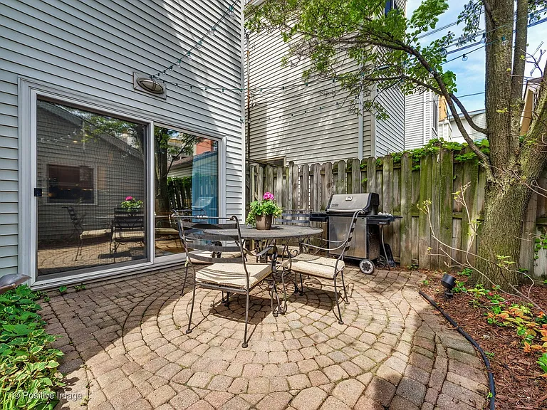 1213 W Roscoe St — Photo 27