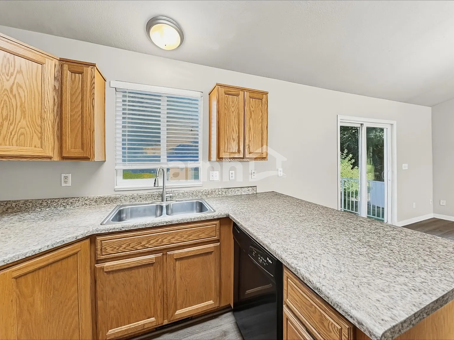 4 bed, 3.0 bath, 1717 sqft, $2,320 — Photo 4